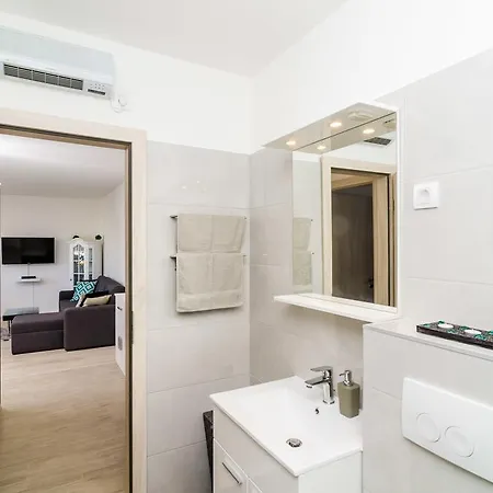 Rea Apartment *